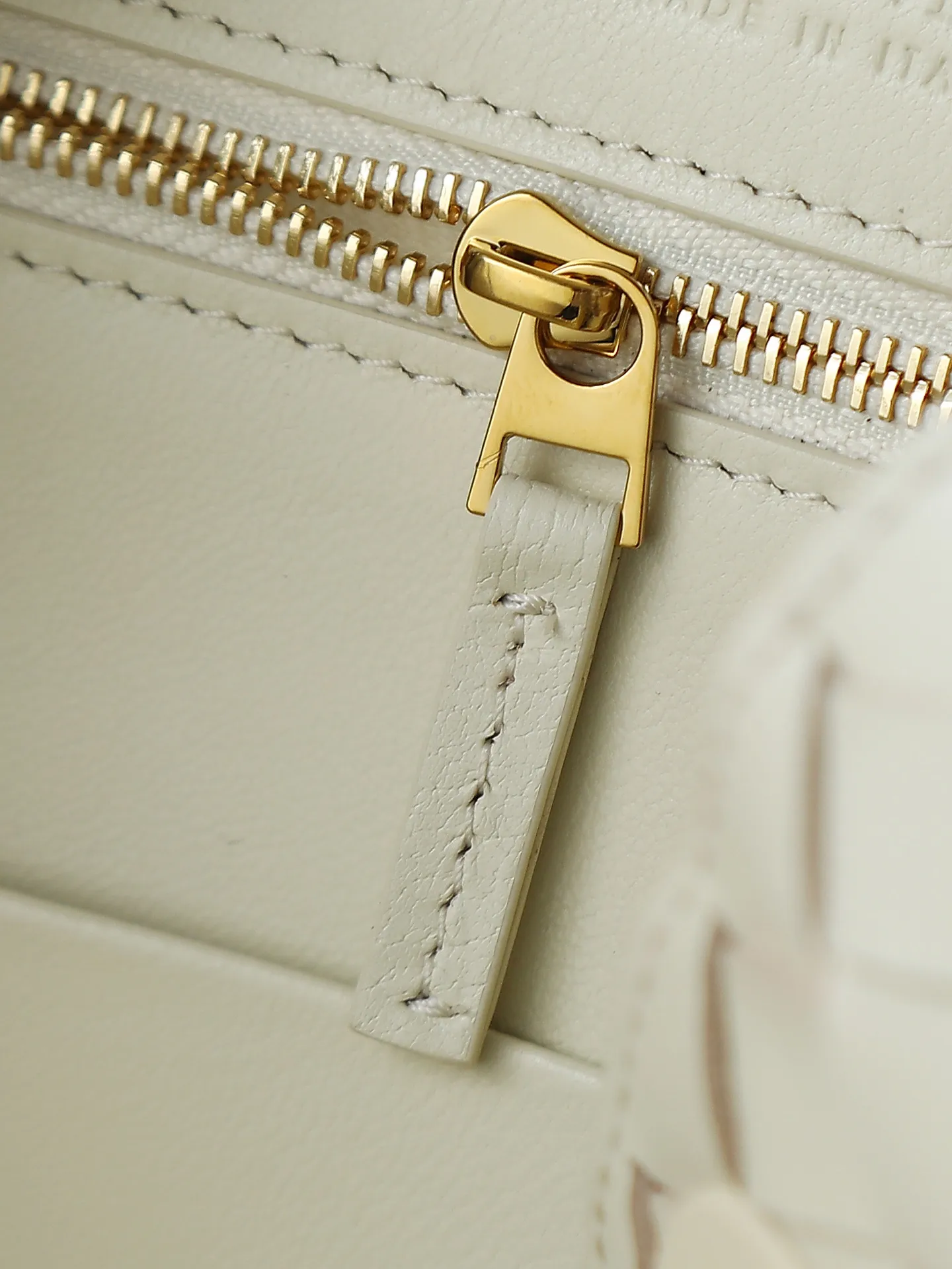1300. Andiamo is shipping‼ ️Really popular🔥The new Andiamo woven handbag launched by Bottega Veneta this season is really popular all over the world! ! Celebrities at home and abroad have worn it, and Oscar-winning actress Michelle Yeoh has taken it out on the street. Song Jia, Trai Yala, Yu Feihong, Sanji Ayaka, Rosie Hunting-Whiteley, Yoshioka Riho, etc. have all worn this bag. It is classic and versatile and shows off your temperament, and the bag capacity is also large, which is very convenient for daily commuting! ! A variety of carrying methods, the shoulder straps can be adjusted by yourself, the original lambskin feels soft and delicate, and the unisex style breaks the gender boundaries and brings a more practical and long-lasting use experience. Andiamo, which has both elegant and casual styles, perfectly interprets the true appearance of "fashionable old money style". Style number: 766014 Size: 25*22*10.5cm
